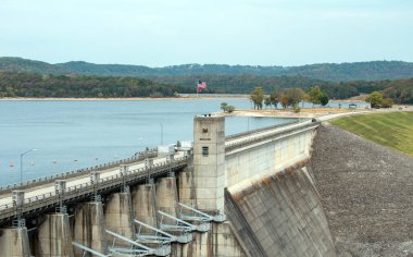 Arkansas 'ta güzel bir baraj manzarası, bir göl ve yeşil ağaçlar. Boken.