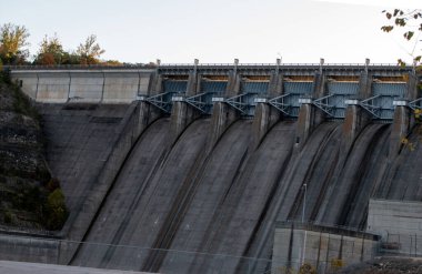 Arkansas 'taki kunduz gölü barajı kapatıldı ve büyük binadan aşağı su akmıyor.. 