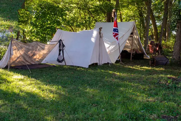 Missouri 'de bir canlandırma etkinliğinde çerçeve çadırı. Amerikan iç savaş çadırlarına bazen kama çadırı da denirdi. Giysileri korumak için olduğu kadar uyumak için de kullanıldı..
