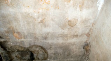 Tavan açısı ve sağ duvar köşesi korunmamış yapının aşındığını ve yırtıldığını gösteriyor. Temizlik, onarım ve bakım gerekiyor..