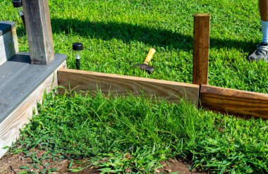 Eski tahtalar konut merdivenlerinin önüne rampa açmak için açık hava inşaat projeleri için kullanışlı..