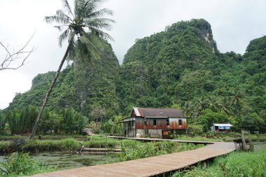 Rammang-Rammang turistik cazibesi sakin bir kırsal atmosfer ve güzel dağ panoramalarıyla