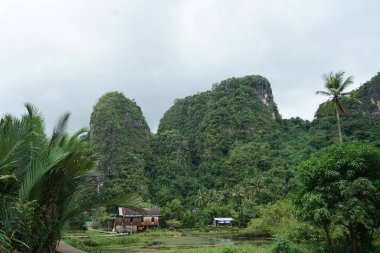 Rammang-Rammang turistik cazibesi sakin bir kırsal atmosfer ve güzel dağ panoramalarıyla