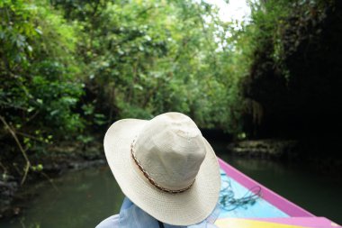 Bir tekneyle Rammang-Rammang köyüne git.