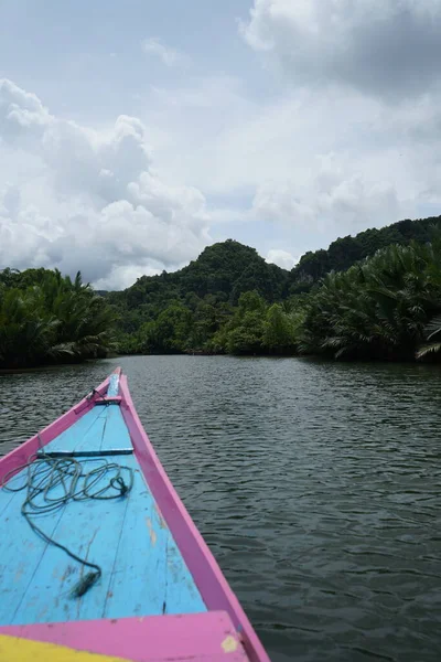 ラムマングの村への湖を探索するボートに乗ってください — ストック写真