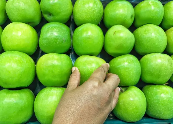 Kadın elleri kağıda notlar yazıyor. yüksek kaliteli fotoğraf.