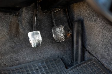 Eski bir arabanın fren, gaz ve debriyaj bölümü..