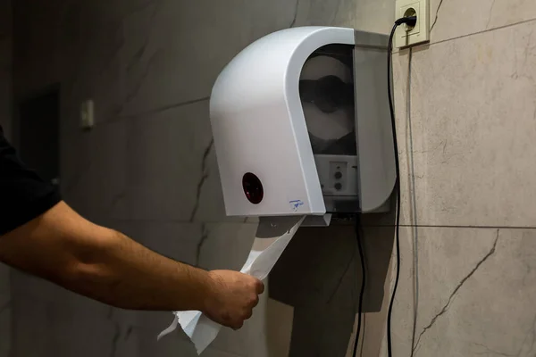 Paper Towel Machine Man Using Paper Towels — Stock Photo, Image