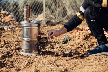 Çay, kahve ve kampta sıcak su için semaver yakan adam..