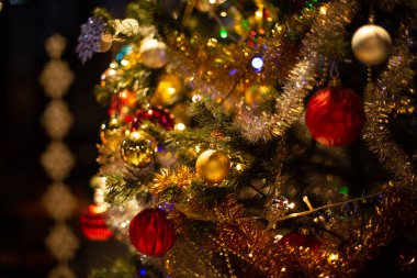 Noel ağacı ve süslemeler, Noel ağacı bir renk süslemesi .