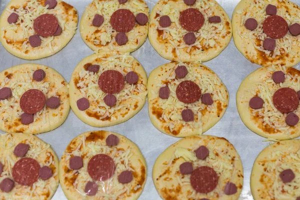 Hausgemachte Paprika Wurst Und Käse Pizza lizenzfreie Stockfotos