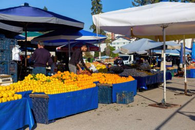 Antalya - Türkiye, 12.18.2022: 11: 35: Türkiye 'de bir pazarda satışa hazırlanan pazar satıcıları. Dükkan sahipleri markette meyve tezgahları hazırlıyorlar..