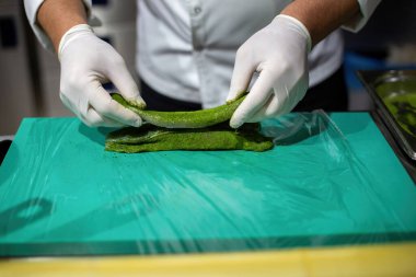 Şef dil balığı pişiriyor. Salamura edilmiş balık ve 5 baharat karışımı. Yeşil baharatlar