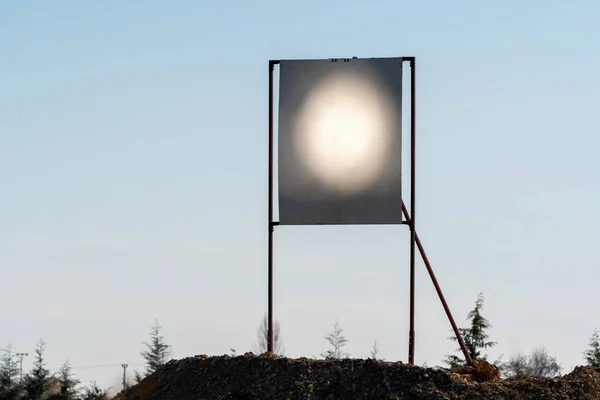 ヘリオスタットとして知られている大きく平らな太陽追跡ミラーは タワーの上部にある受信機に太陽光を集中させます ヘリオスタット試験が行われます ロイヤリティフリーのストック画像