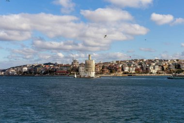 İstanbul Türkiye, 12 22 22 2022: Boğaz ve yolcu gemileri.