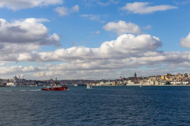 İstanbul Türkiye, 12 22 22 2022: Boğaz ve yolcu gemileri.