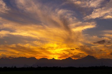 Türkiye 'de denizde gün batımı. Bulanık fotoğraf. Antalya Türkiye
