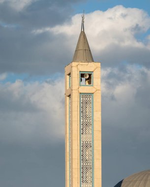 Açısal tasarımlı bir cami minaresi..