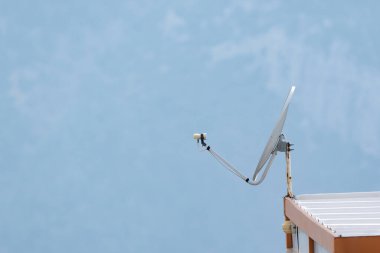 Türkiye 'de televizyon yayınları için ev uydu antenleri kullanılıyor