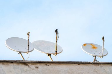 Türkiye 'de televizyon yayınları için ev uydu antenleri kullanılıyor