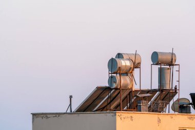 Güneş enerjisiyle sıcak su üreten bir sistem. Türkiye 'de sıcak su sistemleri