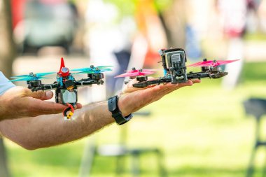 Yarış için yapılmış bir dron. El yapımı İHA.