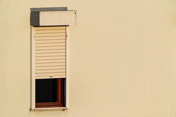Jalousien Einer Wohnung Halbgeschlossenes Fenster — Stockfoto