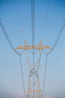 Türkiye 'de simetrik yüksek voltaj elektrik kutupları