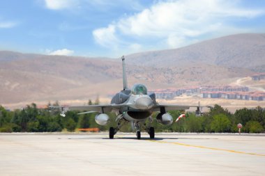  Savaş jeti kalkış pozisyonunda. 