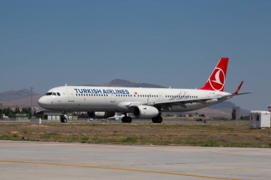 Antalya Türkiye 07.01.2021: Pegasus havayolları uçağı Antalya terminalinden havalandı