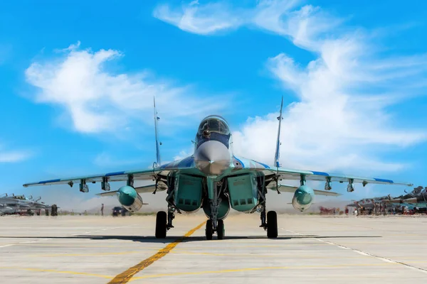 Savaş jeti kalkış pozisyonunda. 