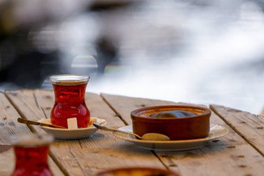 Tahta masada Türk çayı ve sütlacı
