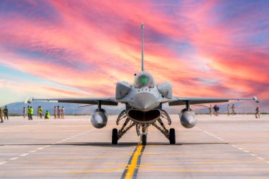 Savaş jeti kalkış pozisyonunda.