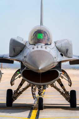 Savaş jeti kalkış pozisyonunda..