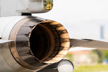 Savaş uçağının egzozu. Jet uçağı başlığı