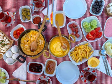 Hamur işleri ve sosisli Türk kahvaltısı. Türkiye 'de