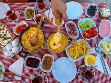 Hamur işleri ve sosisli Türk kahvaltısı. Türkiye 'de