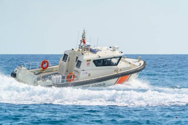 Türkiye - Antalya, 11,11.2023: Antalya Sahil Güvenlik teknesi Türk Yıldızları sırasında koruma devriyesi yürütüyor.