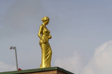 Antalya - Türkiye - 11,11.2023: Türkiye 'de Antalya Büyükşehir Belediyesi' nin üst geçitlerine yerleştirdiği altın turuncu heykel