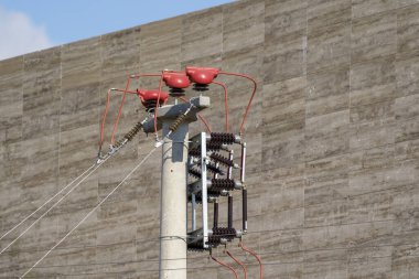 Elektrik direğindeki kablo ve izolatör bağlantıları.