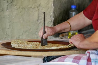 Antalya Türkiye 'de pişirilmiş krepi servis için hazırlamak.