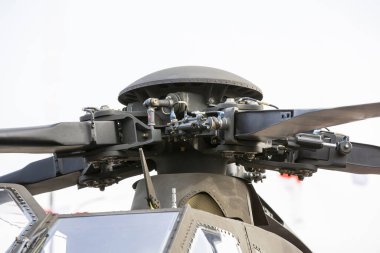 Modern bir helikopter pervane ve motoru detaylandırır. Helikopter pervanesi. Helikopterin pervaneleri, helikopterin parçaları.