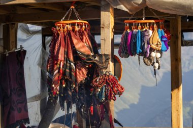 Köyde el yapımı çoraplar satılıyor. Karadeniz atkıları