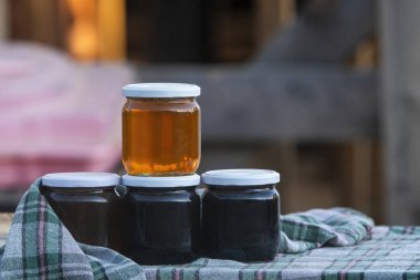 Karadeniz 'de bir köyde bal ve pekmez satılıyor.