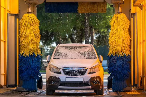 Otomatik bir çamaşır makinesinde arabayı yıkamak. Fırçalanmış Araba Yıkama Makinesi.