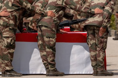 Türk askerleri yemin töreninde yemin ettiler.