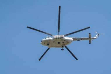 Helikopterin en alttaki görüntüsü. Pervaneler tamir edildi