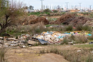 Turistik tesislerin atıkları ve çöpleri kuşların yaşam alanlarına atılıyor. Bataklık kirliliği, kimyasal kirlilik.