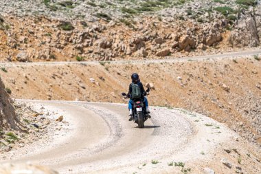 Motosikletli iki aşık yolda virajdan dönüyorlar