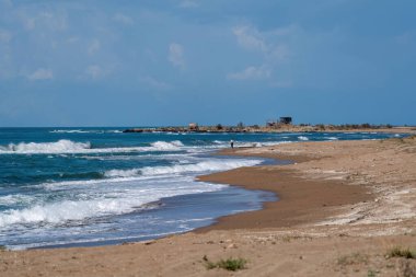 Antalya 'da baharda dalgalı bir sahil.